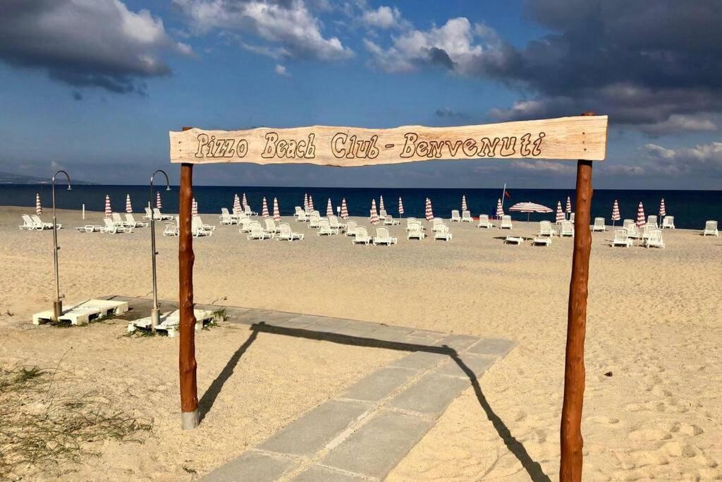 Pizzo Beach Club. One Bedroom Apt 13G Bagian luar foto